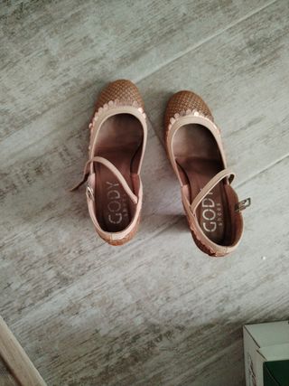 Zapatos GOD Shoes beige y rosa