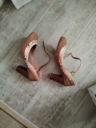 Zapatos GOD Shoes beige y rosa