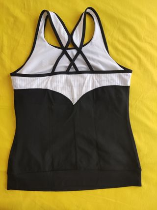 Top deportivo Nike blanco y negro