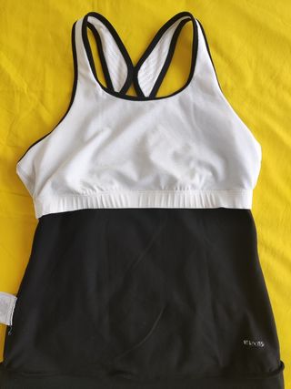 Top deportivo Nike blanco y negro