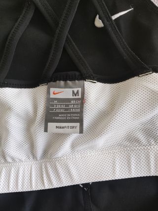 Top deportivo Nike blanco y negro