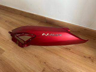 Yamaha NMax 2021 - chapa trasera izquierda roja