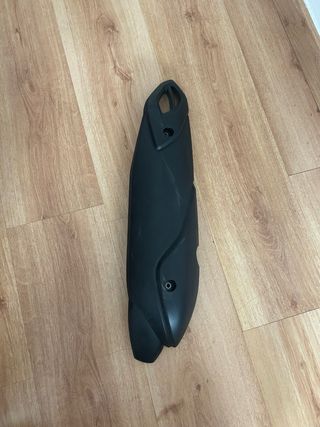 Yamaha NMax 2021 - chapa trasera izquierda roja