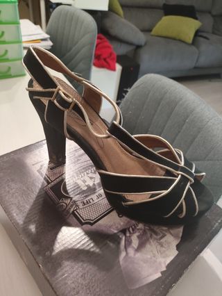 Zapatos tacón negros dorados