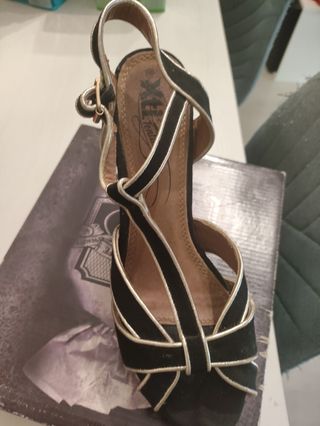 Zapatos tacón negros dorados