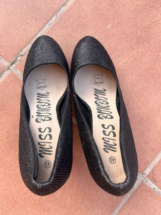 Tacones negros brillantes