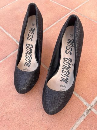 Tacones negros brillantes