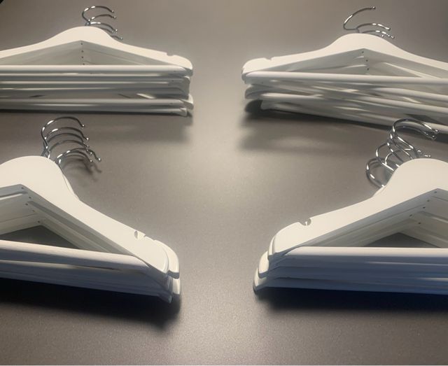 24 perchas de madera.