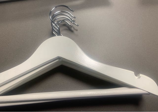 24 perchas de madera.