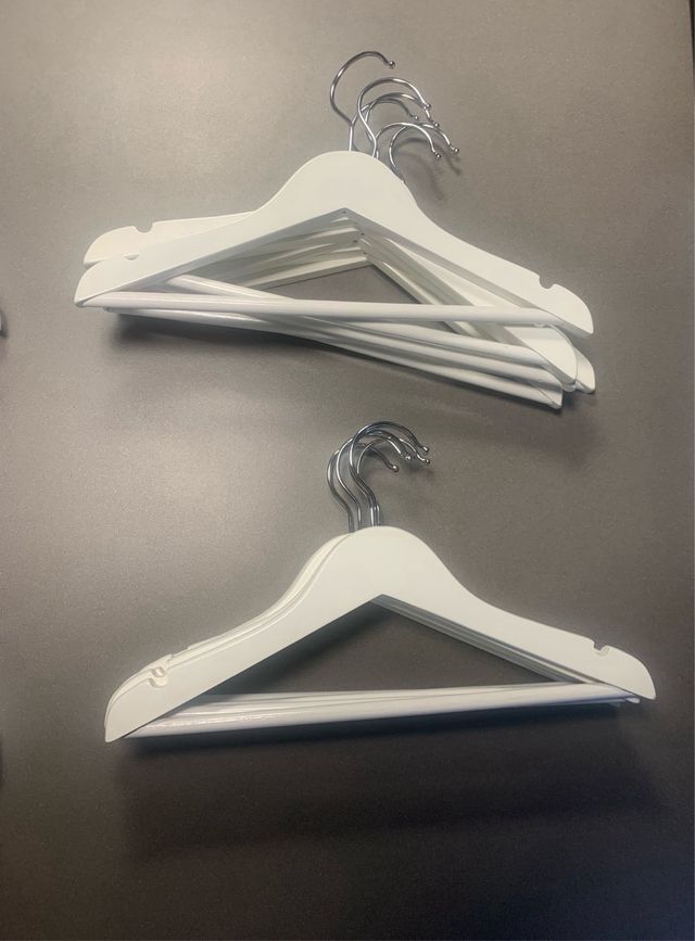 24 perchas de madera.