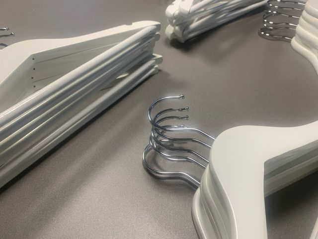 24 perchas de madera.