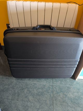 Maletas rígidas negras con ruedas.