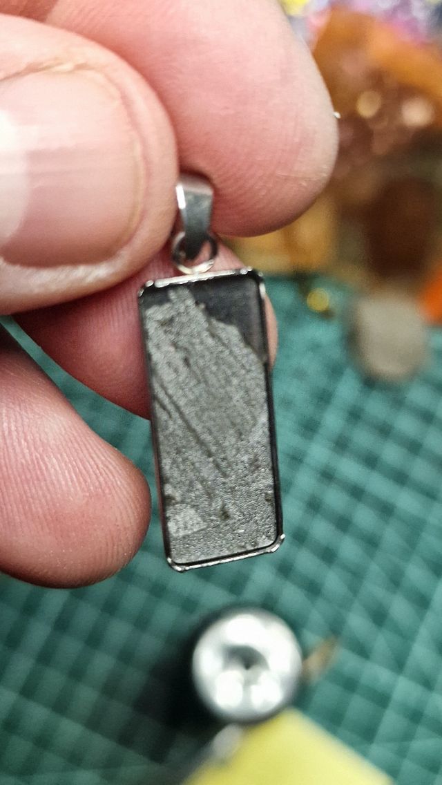 Collar con meteorito metálico