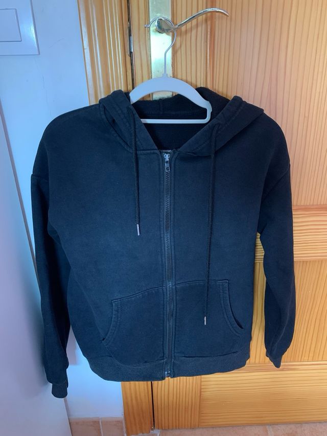 Sudadera básica negra con capucha