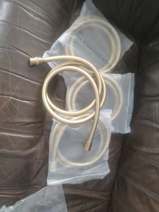 Mangueras de ducha nuevas doradas
