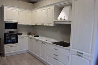 Cucina bianca in legno e marmo laminato