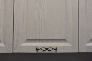 Cucina bianca in legno e marmo laminato