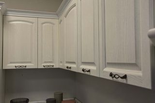 Cucina bianca in legno e marmo laminato