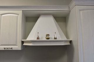 Cucina bianca in legno e marmo laminato