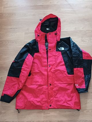 Chaqueta The North Face roja y negra