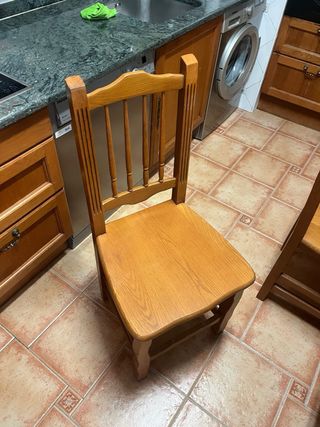 Mesa Comedor Madera 4 Sillas
3 Taburetes 
