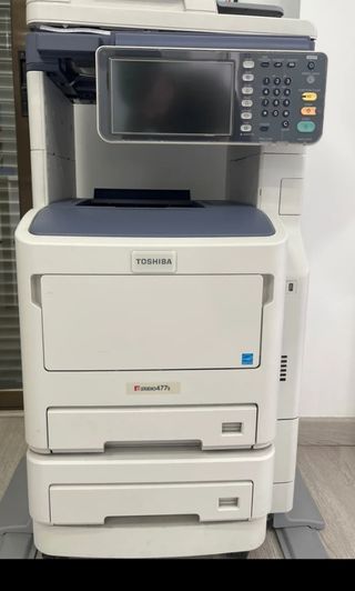 Impresora multifunción TOSHIBA. En blanco y negro