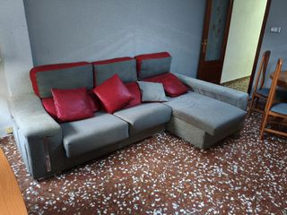 Sofá chaise longue gris y rojo