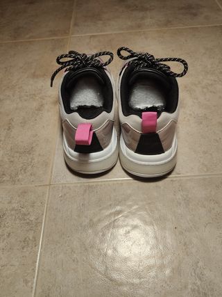 Zapatillas Guess grises y rosas