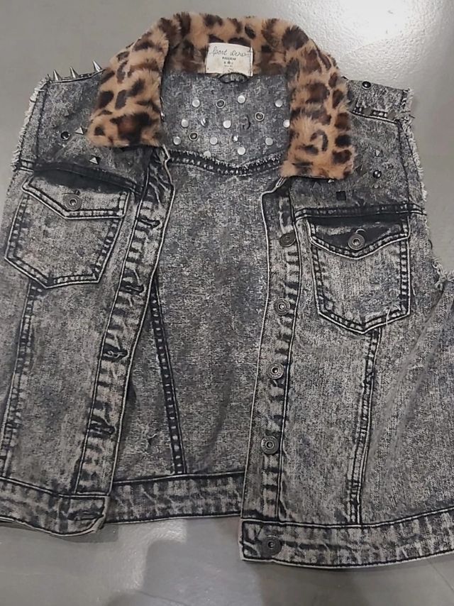 Chaqueta vaquera con tachuelas y leopardo - M