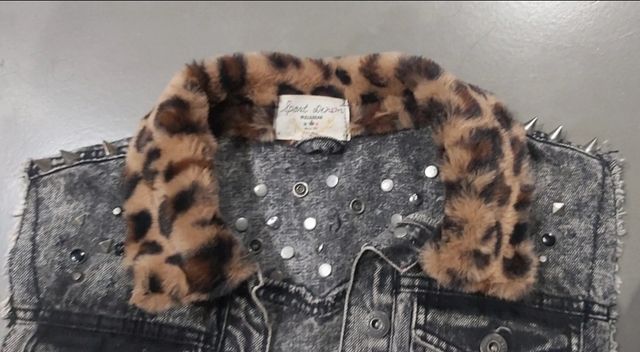 Chaqueta vaquera con tachuelas y leopardo - M