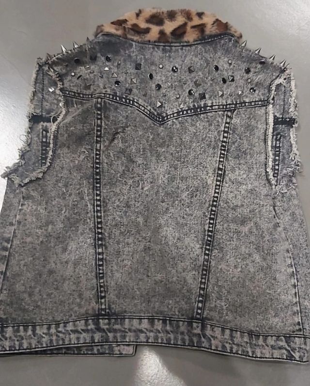 Chaqueta vaquera con tachuelas y leopardo - M