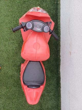 Moto infantil roja