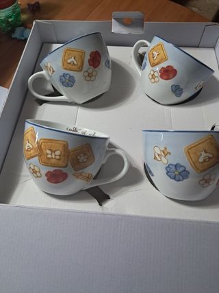 Set tazze colazione con piattini e alzatina 