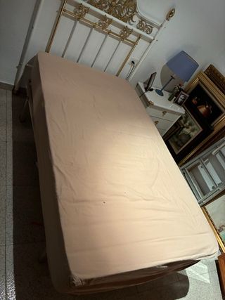 dormitorio con somier, colchón, cabecero y cómoda