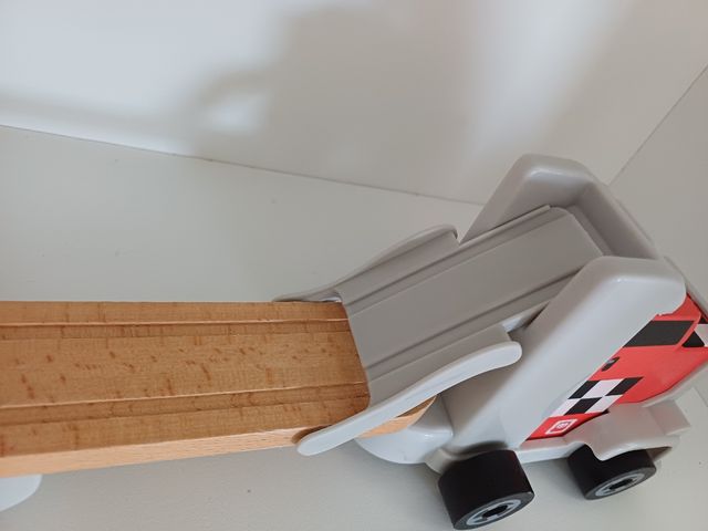 Camión grúa de madera