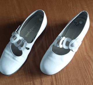 71-Zapatos niña blancos