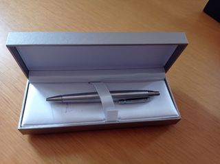 Bolígrafo plateado elegante