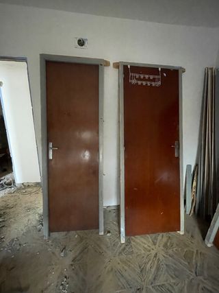 Puerta interior madera con tapetas 