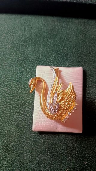 Broche cisne dorado plata