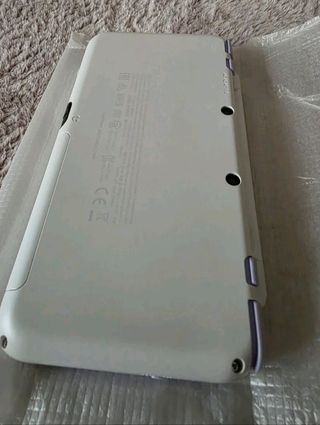 Nintendo 2DS XL blanca y morada - Tomodachi Life