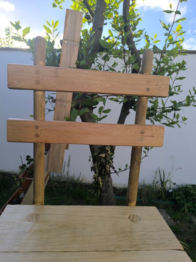 Silla rústica de madera