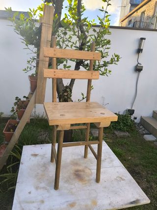 Silla rústica de madera