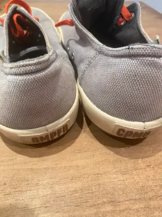 Zapatillas Camper 42 grises con cordones naranjas