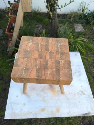 Taburete rústico de madera