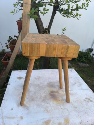 Taburete rústico de madera