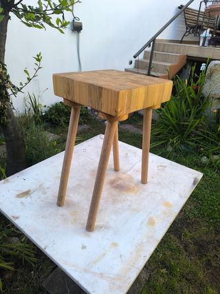 Taburete rústico de madera