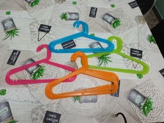 9Perchas de plástico - Colores surtidos