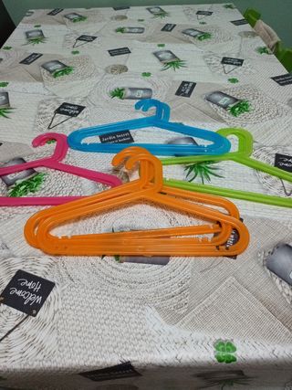 9Perchas de plástico - Colores surtidos