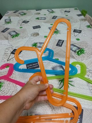 9Perchas de plástico - Colores surtidos