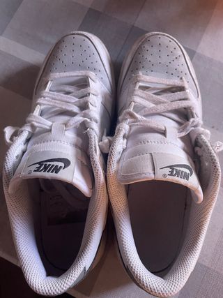 Nike Dunk Low - Tenis Gris/Blanco 38.5